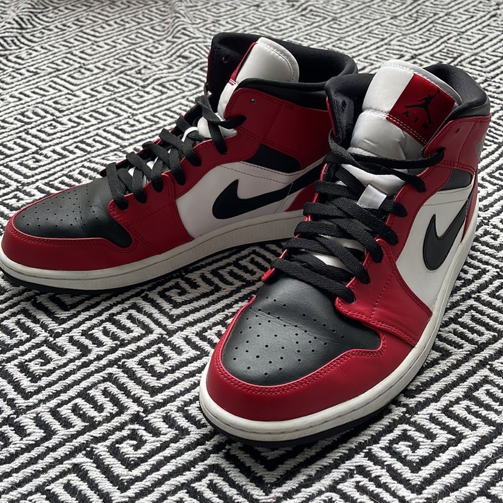 Jordan 1 MID " Chicago Toe "